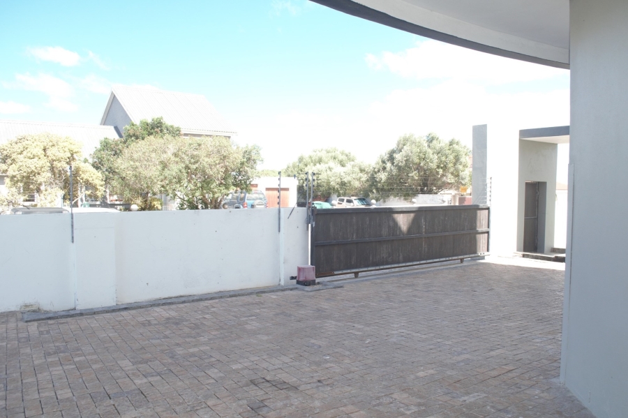 6 Bedroom Property for Sale in Perlemoenbaai Western Cape